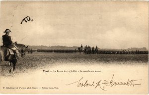 CPA Militaire Toul - La Revue du 14 Juillet La marche en masse (90345)