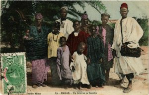 CPA AK Dakar Un Griot et sa Famille SENEGAL (821929)