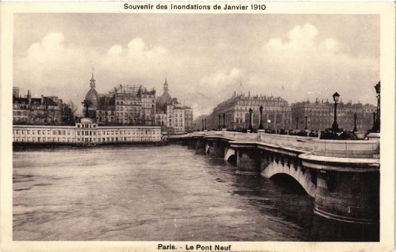 CPA Souvenir des Inondations. PARIS Le Pont Neuf (561939)