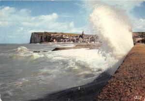 BR13917 Le Treport Effets de vagues sur la digue et vue sur Mers  france