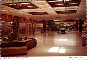 Des Moines, IA Iowa  MERLE HAY SHOPPING CENTER Mall Interior View  4X6 Postcard