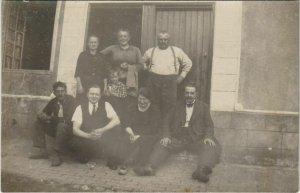 CPA carte photo AULT famille devant maison (18547)