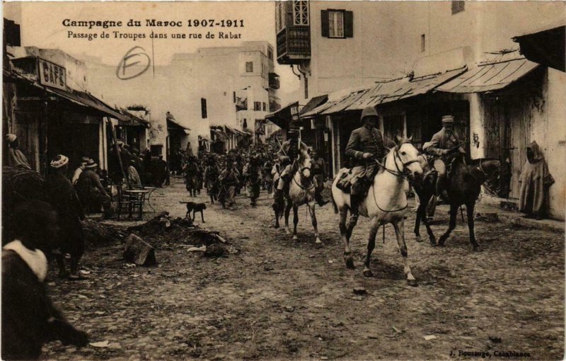 CPA AK RABAT Passage de Troupes dans une rue de RABAT MAROC (689955)