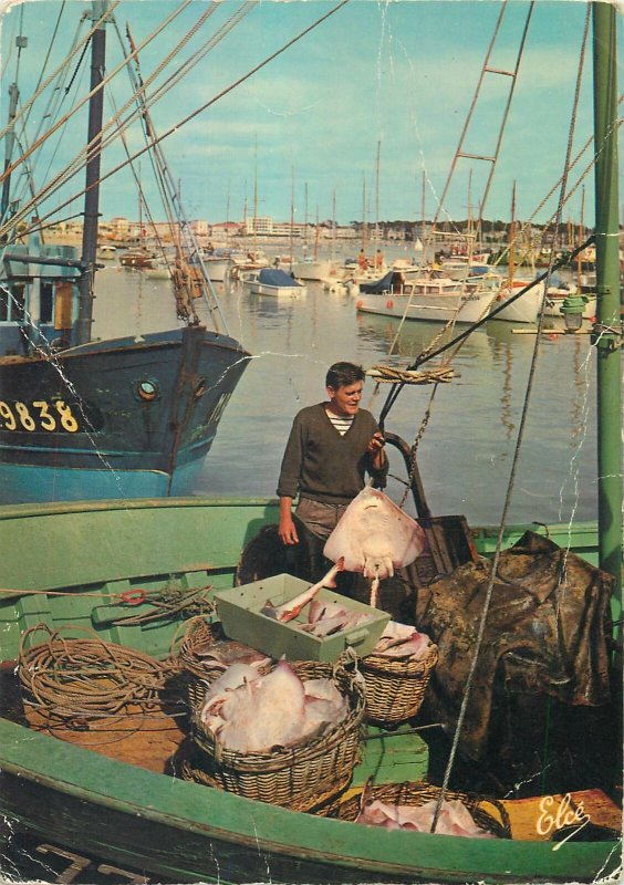 Postcard ethnic types&scenes The trawler of Royan unloads his fish fishing boats