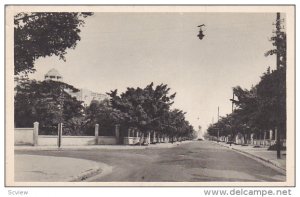 L' avenue Courbet, Dakar, Senegal, 10-20s