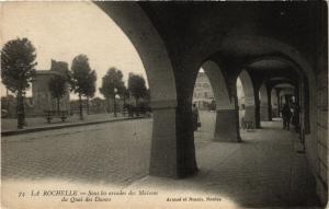 CPA La ROCHELLE - Sous les arcades des Maisons du Quai des Dames (354501)