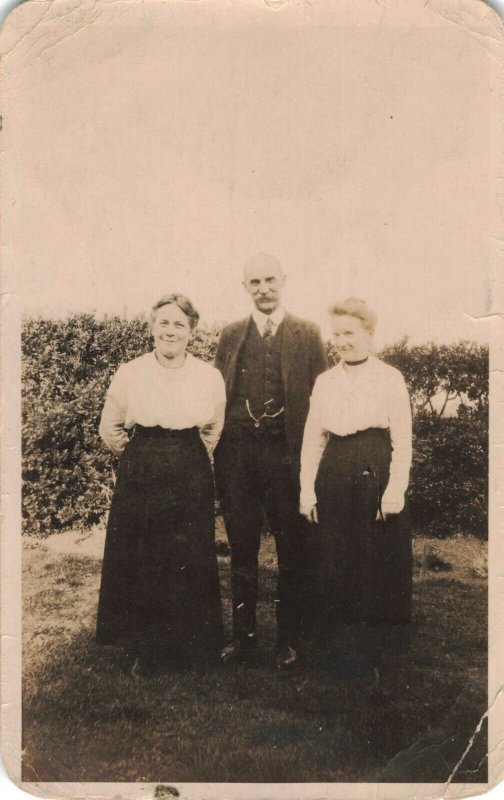 Circa 1907-15 RPPC  Real Photo Man Standing with Two Women 10c1-362 