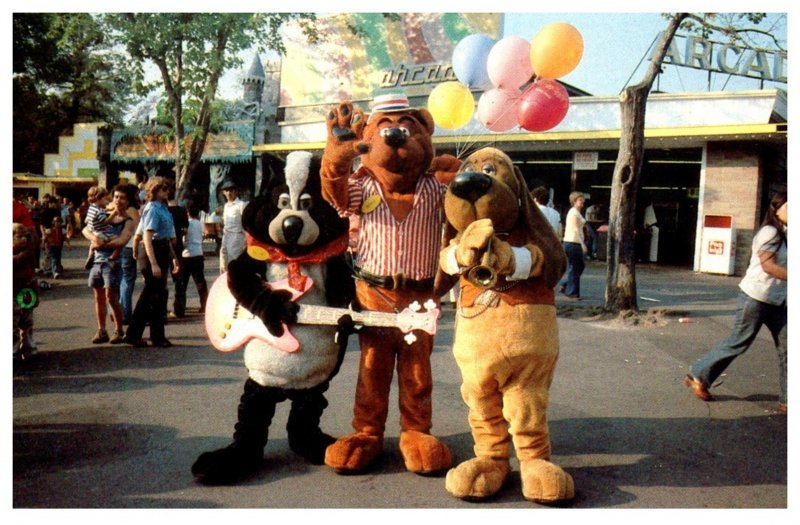 New Hampshire  Salem ,  Canobie Lake Park ,Olie. Skunk, Boris the bear , Wins...