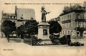 CPA PERONNE - La Place du arche aux Herbes et la statue de Marie Foure (514824)