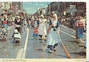 America Postcard - Street Scrubbing - Holland - Michigan - Ref 20993A