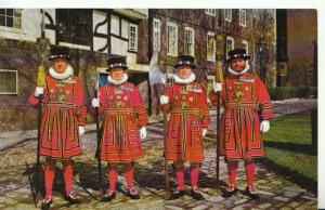 London Postcard - Yeoman Warders at The Tower of London - TZ11283