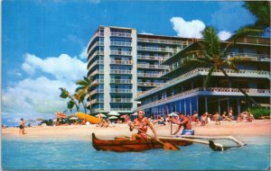 Postcard Hawaii - The Reef Hotel - couple canoeing