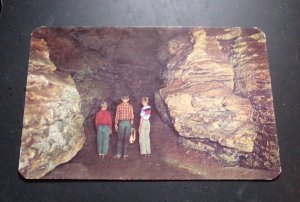 VINTAGE UNUSED POSTCARD - BOYS IN MARK TWAIN CAVE, HANNIBAL, MISSOURI