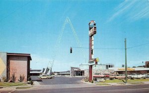 SALT LAKE CITY, Utah UT  WORLD MOTOR HOTEL 50's Cars~Huge Arch ROADSIDE Postcard