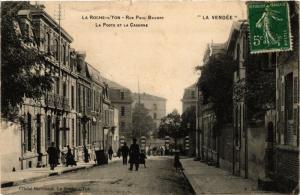 CPA LA ROCHE-sur-YON Rue Paul Baudry La Poste et la Caserne- La Vendée (297653)