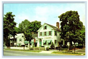 Vintage The William Pitt Inn Colonial Village. Postcard P71E