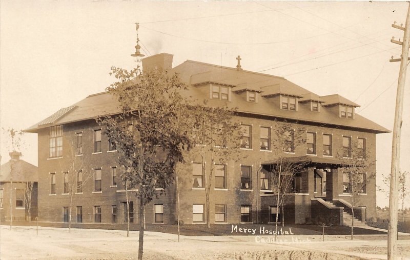 G30/ Cadillac Michigan RPPC Postcard c1910 Mercy Hospital Building