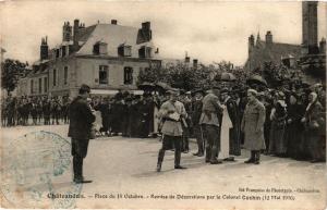 CPA CHATEAUDUN-Place du 18 Octobre-Remise de Décorations par le Colonel (177635)