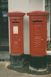 Royal Mail Postcard - Old & New Pillar Box, Wendover, Buckinghamshire  RR7142