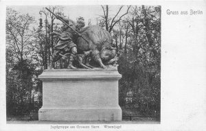 Germany Gruss aus Berlin Jagdgruppe am Grossern Stern Wisentjagd Statue postcard