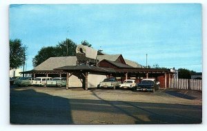 DELAVAN, WI Wisconsin ~ ARIZONA INN Covered Wagon  c1950s Roadside Postcard