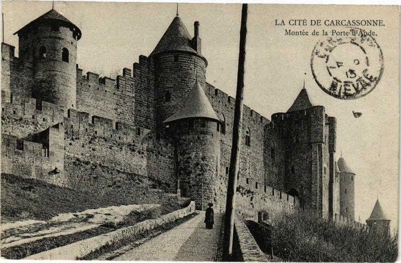 CPA La Cité de CARCASSONNE-Montée de la Porte d'Aude (260941)
