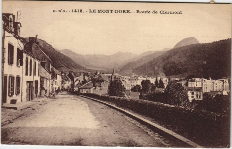 CPA Le MONT-DORE-Route de CLERMONT (46455)