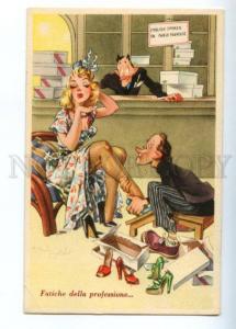 3149501 COMIC PIN-UP Belle Lady in shoe store vintage PC