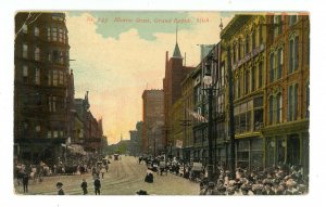 MI - Grand Rapids. Monroe Street ca 1912  (crease)