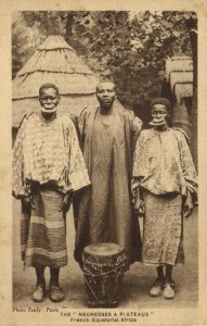 CAR, Ubangi-Shari, Negresses à Plateaux, Lip Plate Natives (1920s) Postcard (1)