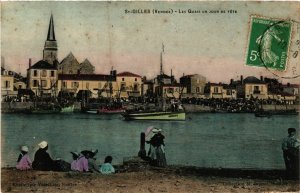 CPA St-GILLES - Les Quais un jour de Fete (167373)