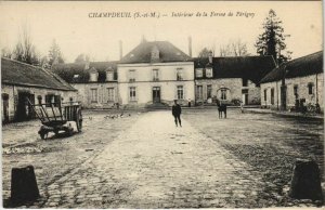 CPA CHAMPDEUIL Intérieur de la Ferme de Périgny (19829)