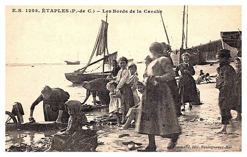 France   Etaples, Women washing Clothes