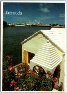 VINTAGE CONTINENTAL SIZE POSTCARD VIEW OF CRUISE SHIPS FROM ROOFTOPS BERMUDA