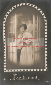 PFB RPPC No 4675/4, Studio Shot, Er Kommt, Woman with Flowers, Photo