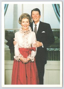 Famous People~President & Mrs Ronald Reagan In Blue Room~Continental Postcard