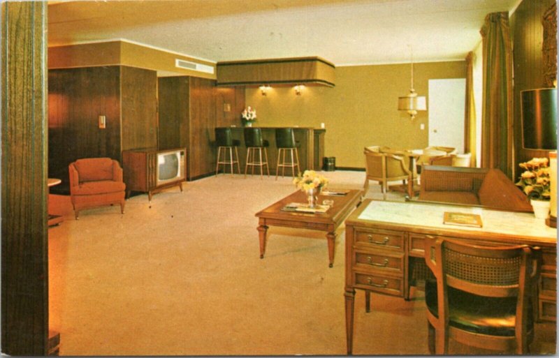 Postcard IL Chicago Rosemont Sheraton O'Hare Motor Hotel Suite Interior with bar