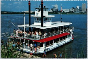 VINTAGE POSTCARD CONTINENTAL SIZE THE MEMPHIS QUEEN II LANDS PASSENGERS