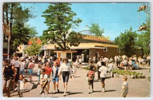 1960's CANOBIE PARK SALEM NEW HAMPSHIRE*ARCADE*FERRIS WHEEL*CROWD SCENE*POSTCARD