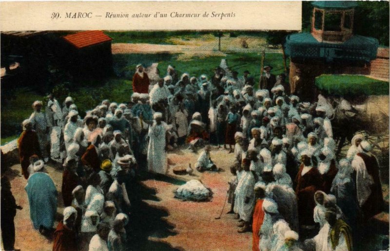 CPA Maroc Reunion autour d'un Charmeur de Serpents MAROC (738597)