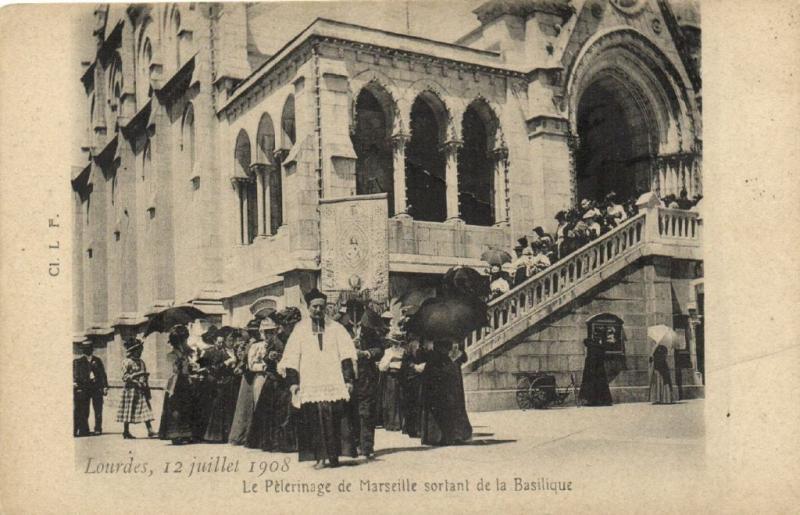 CPA MARSEILLE - Le Pelerinage de MARSEILLE sortant de la Basilique (1947)