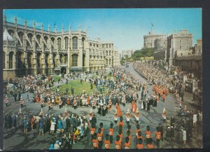Berkshire Postcard - Windsor Castle - The Garter Procession - The Queen RR6960