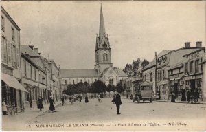 CPA MOURMELON-le-Grand - La Place d'Armes et l'Église (131822)