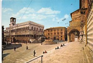 B70583 perugia Palazzo comunale e particolare del Duomo Italy