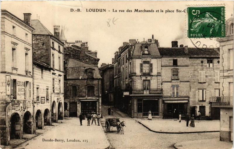 CPA LOUDUN La rue des Marchands et la place (613174)