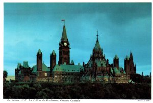 CONTINENTAL SIZE POSTCARD PARLIAMENT HILL OTTAWA CANADA