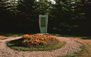 Vintage Postcard International Peace Garden District Nurses Monument Canada