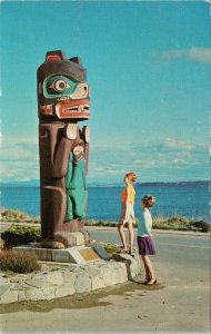 Sidney BC Kwakiutl Bear Totem Pole Two Women Indigenous Carving Postcard G38