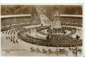 Royalty Postcard - Victoria Memorial and The Mall - Real Photograph - Ref 12078A