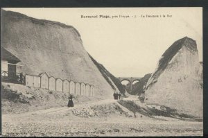 France Postcard - Berneval Plage, Pres Dieppe - La Descente a La Mer  T1857